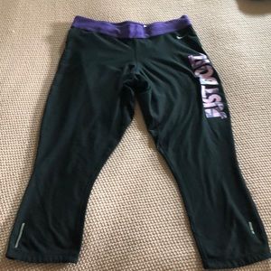 Set of 2 Nike cropped workout pants